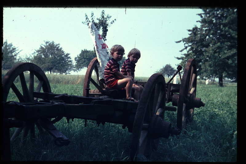 22.Gronau jun 1966 Brigitte,Marion.JPG